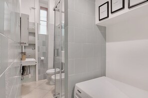 Secadora de cabello, bidet, toallas, jabón