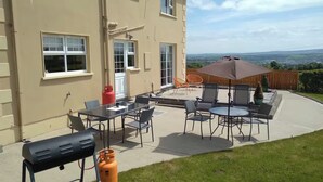 A patio with outdoor furniture, a grill, and a gas cylinder. - 4bedroom House-letterkenny-privategarden-sleeps 7 (Letterkenny)