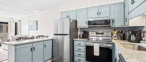 Refrigerador, microondas, horno y parrilla de estufa