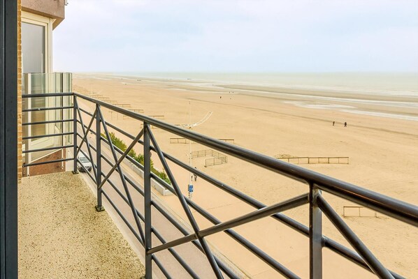 Property grounds - 2 bedroom accommodation in Sint Idesbald (Sint Idesbald)