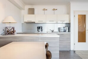 オーブン、コンロ、コーヒー / ティーメーカー、ダイニングテーブル