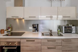 Microwave, oven, stovetop, coffee/tea maker