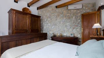 3 bedrooms, iron/ironing board