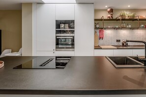 ثلاجة، فرن، موقد طهي مسطح، غلّاية كهربائية