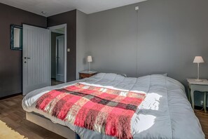 4 bedrooms, iron/ironing board, free WiFi - 4 bedroom accommodation in Sint Idesbald (Sint Idesbald)