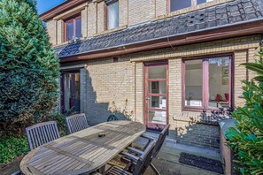 Outdoor dining - 4 bedroom accommodation in Sint Idesbald (Sint Idesbald)
