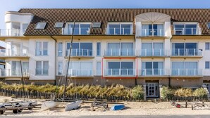 A multi-story building with a tiled roof, large windows, and balconies. - 2 bedroom accommodation in Sint Idesbald (Sint Idesbald)