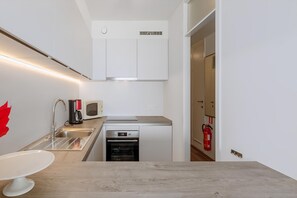 Een microgolfoven, een oven, een kookplaat