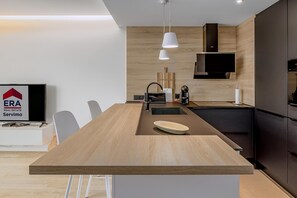 Kühlschrank, Mikrowelle, Herdplatte, Wasserkocher mit Kaffee-/Teezubehör