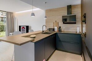 Réfrigérateur, micro-ondes, plaque de cuisson, cafetière/bouilloire