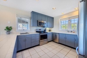Coffee/tea maker, fridge, microwave, oven