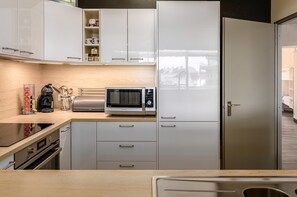 Fridge, oven, stovetop, coffee/tea maker - 3 bedroom accommodation in Sint Idesbald (Sint Idesbald)
