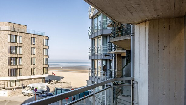 A high-rise building with multiple balconies overlooking a beach. - 3 bedroom accommodation in Sint Idesbald (Sint Idesbald)