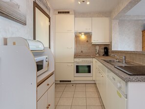 Fridge, oven, stovetop, coffee/tea maker