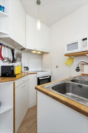 Réfrigérateur, micro-ondes, four, tables à manger