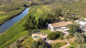 A large house with a swimming pool and a garden. - Casa Dos Amigos in S o Bartolomeu de Messines (Silves)