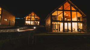 Un bâtiment moderne doté de grandes fenêtres et d’un chemin en pierre menant à l’entrée.