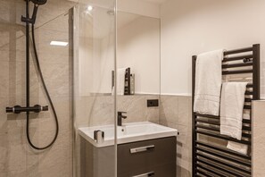 Apartment | Bathroom | Bathtub, hair dryer - Apartment in Tyrol Near ski Area (Lermoos)