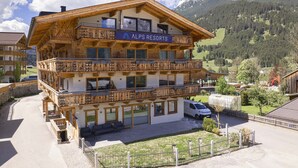 Ein mehrstöckiges Holzgebäude mit Balkonen, mit der Aufschrift "ALPS RESORTS".