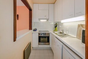 Microwave, oven, stovetop, coffee/tea maker