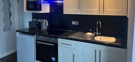 Chalet | Private kitchen | Fridge, microwave, oven, stovetop