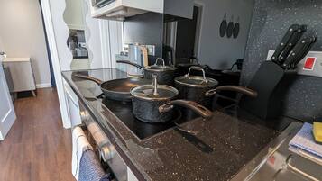 Chalet | Private kitchen | Fridge, microwave, oven, stovetop