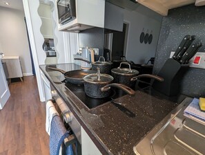 Chalet | Cuisine privée | Réfrigérateur, micro-ondes, four, plaque de cuisson
