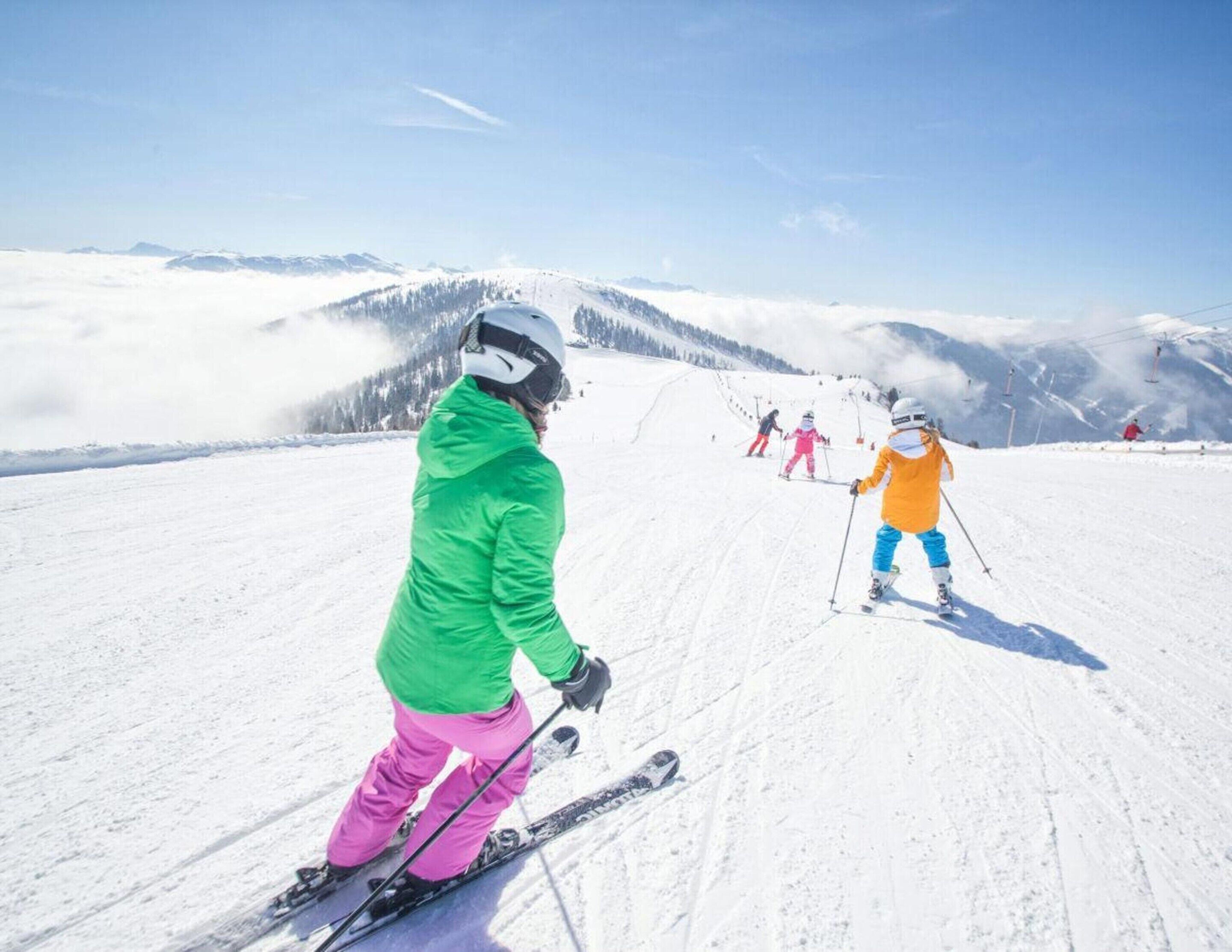 Une piste de ski avec des skieurs.