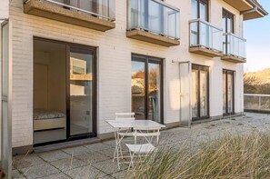 Outdoor dining - 2 bedroom accommodation in Sint-Idesbald (Sint-Idesbald)