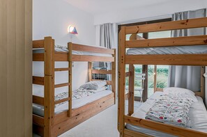 2 bedrooms, iron/ironing board, WiFi