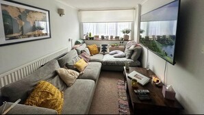 Living area - Cosy 3 bed Home for 4 Close to Virgina Water Lake (Egham)