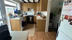 Fridge, microwave, oven, stovetop - Cosy 3 bed Home for 4 Close to Virgina Water Lake (Egham)