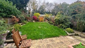 Property grounds - Cosy 3 bed Home for 4 Close to Virgina Water Lake (Egham)