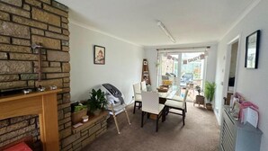 Interior - Cosy 3 bed Home for 4 Close to Virgina Water Lake (Egham)