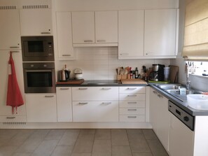 Kjøleskap, ovn, kokeplater og kaffetrakter/tekoker