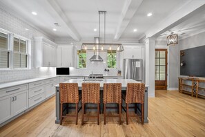 Frigorífico, microondas, lavavajillas y cafetera o tetera