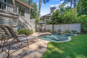 A heated pool - Luxury Vacation home in Sea Pines Resort 4 BR 3.5 BA Bikes & Beach Gear included (Hilton Head Island)