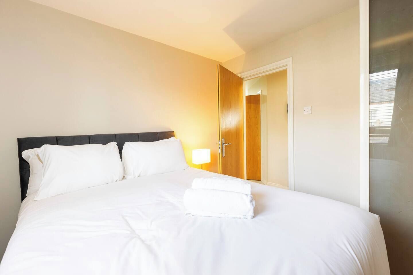 2 slaapkamers, een strijkplank/strijkijzer, reisbedje, wifi