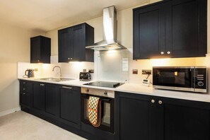 Fridge, microwave, oven, stovetop - The Hockney- 2 bd Hip Ap. Ultra Fast WIFI (Belfast)