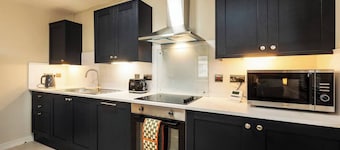 The Hockney- 2 bd Hip Ap. Ultra Fast WIFI