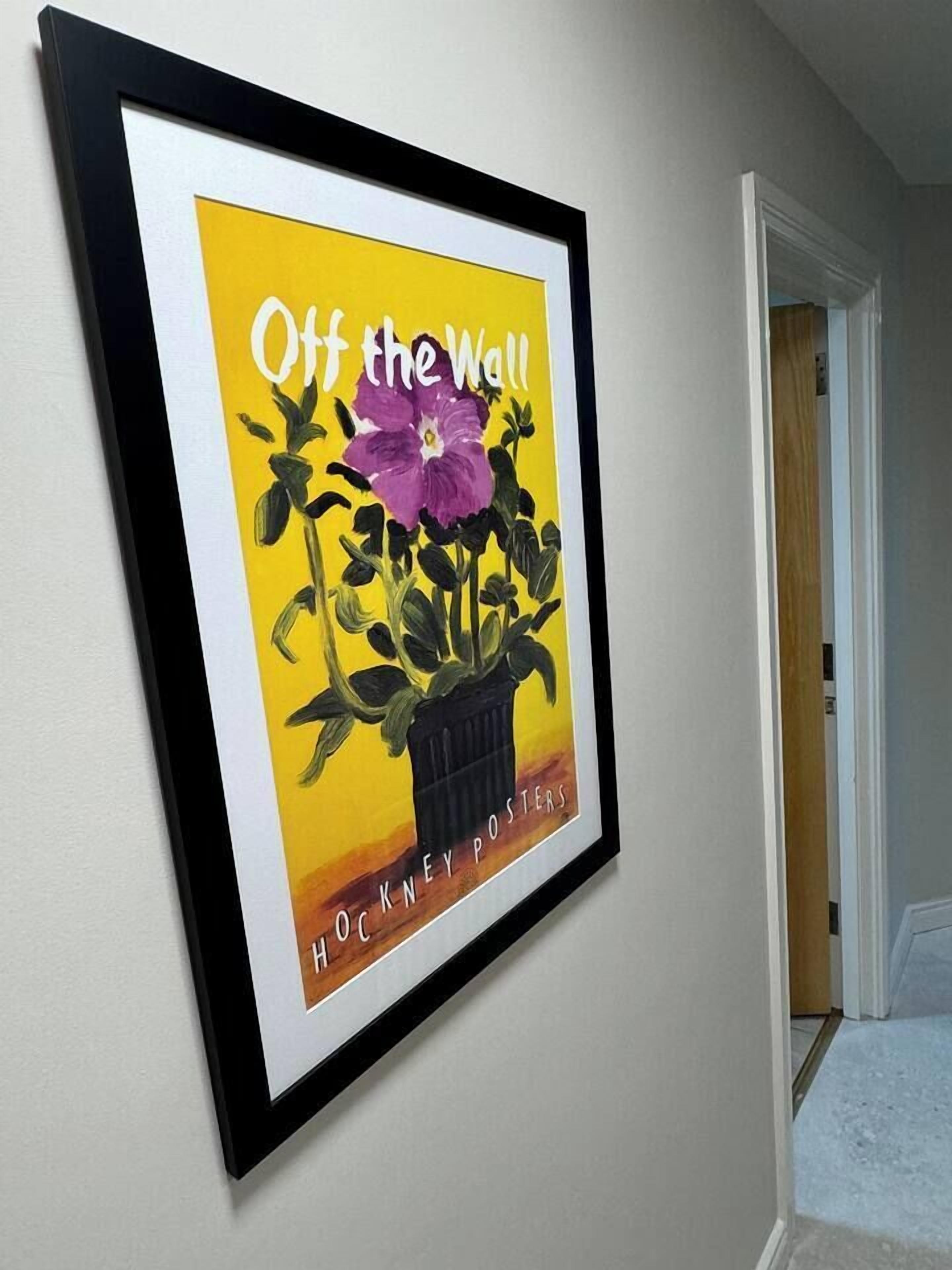 Een lijst met een poster waarop een potplant staat afgebeeld, met de tekst 'Off the Wall' en 'Mock Kney Posters'.