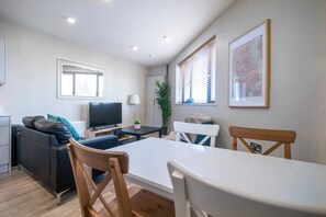Dining - The Manhattan -1bd City Ap (Gold Short Term Stays) (Belfast)