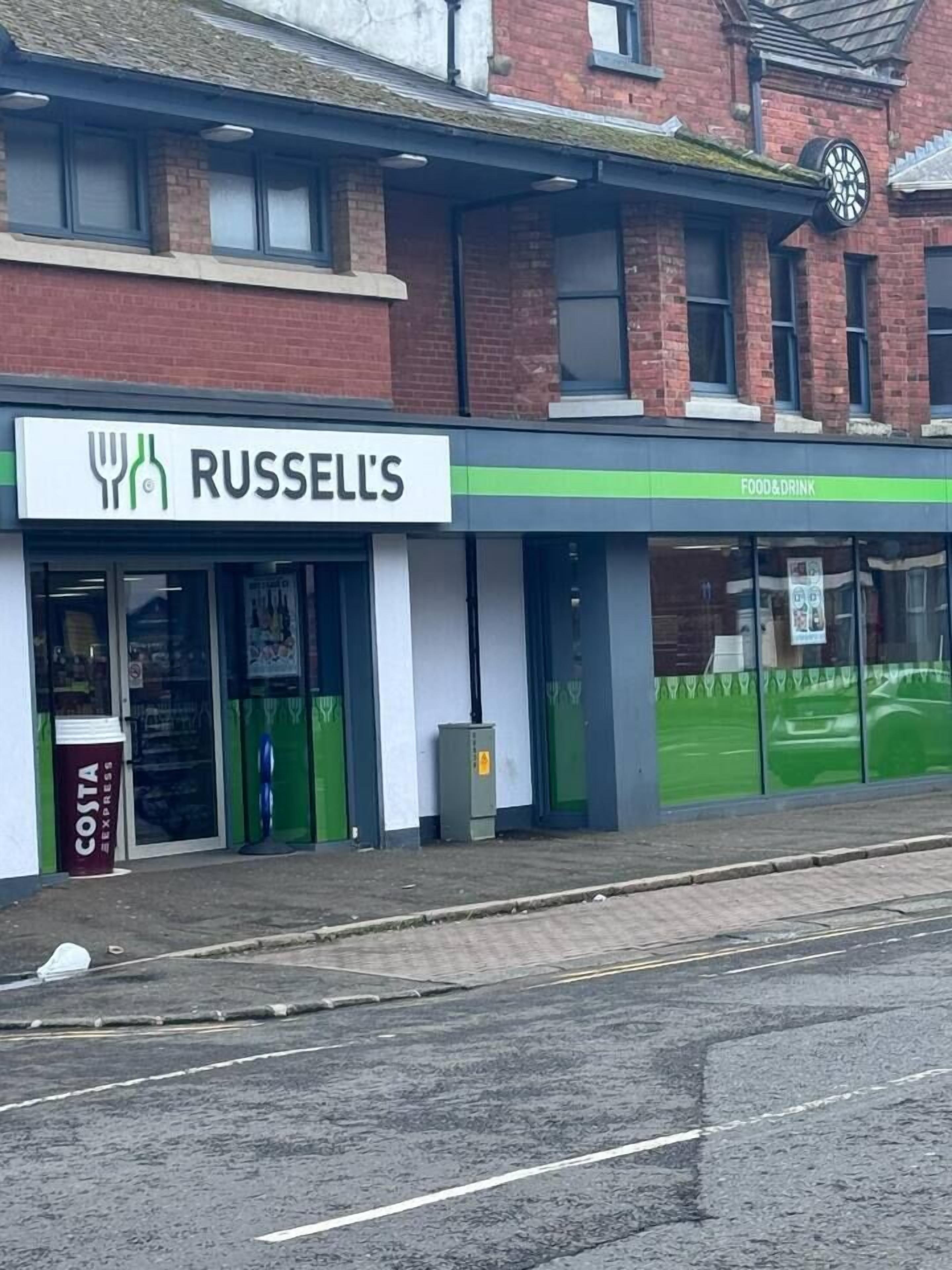 En butik med et skilt der viser 