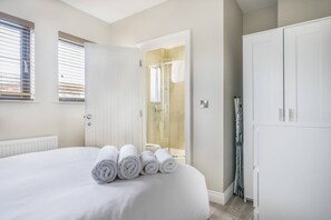 1 habitación, tabla de planchar con plancha, cuna de viaje y wifi