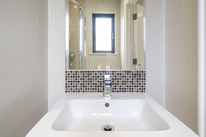 Bathroom - Old Hollywood- 1 bd Ap (Gold Short Term Stays ) (Belfast)