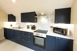 Køleskab, mikrobølgeovn, ovn, kogeplade