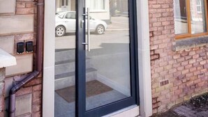 Ein modernes Gebäude mit Ziegelaußenwand und einer großen Glasdoor.