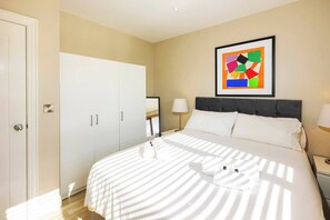 1 bedroom, iron/ironing board, travel cot, WiFi - The Klimt-1 bd Stylish Ap (Gold Short Term Stays) (Belfast)