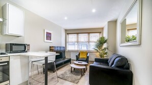 Eine moderne Wohnung mit Küche, Essbereich und Wohnzimmer.