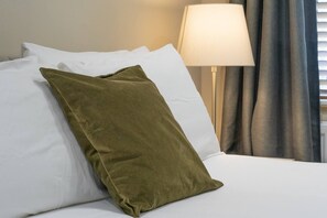 1 bedroom, iron/ironing board, travel crib, WiFi - Giants Causeway - 1bd Ap (Gold Short Term Stays) (Belfast)